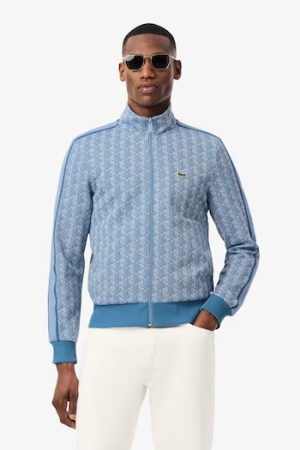 Casaco premium em tecido jacquard com fecho frontal, gola alta e acabamento sofisticado. Um modelo elegante e versátil, ideal para um estilo casual contemporâneo com máximo conforto.